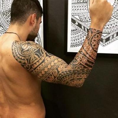  Tatouage maori, polynésien sur tout le bras et sur l'épaule